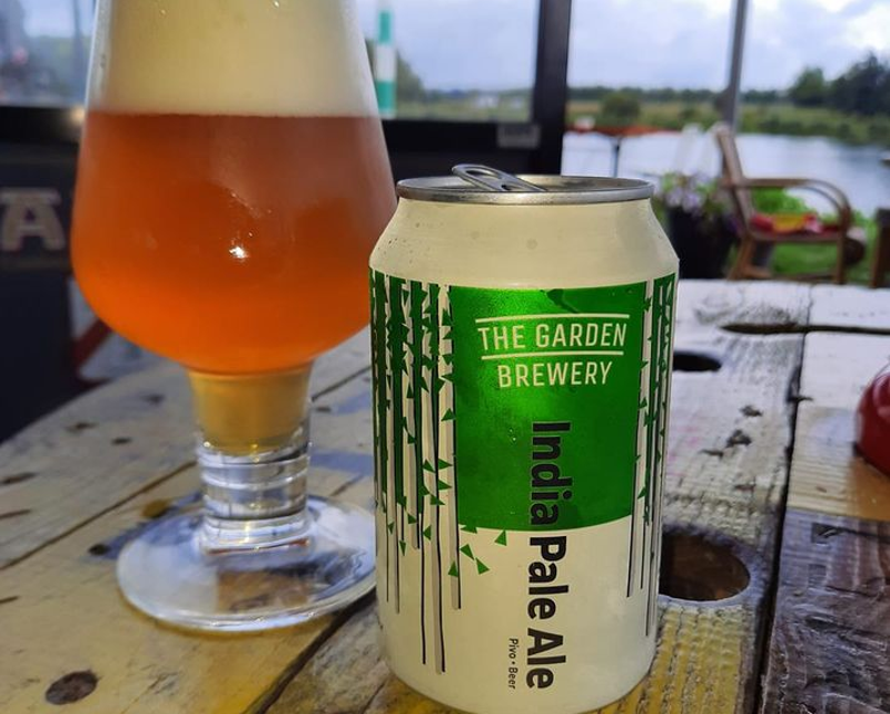 Een speciaalbier in het glas met de Maas op de achtergrond