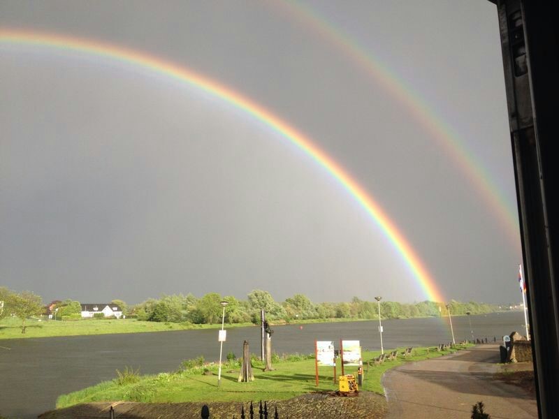 Dubbele regenboog boven de Maas, gezien vanaf het paviljoen